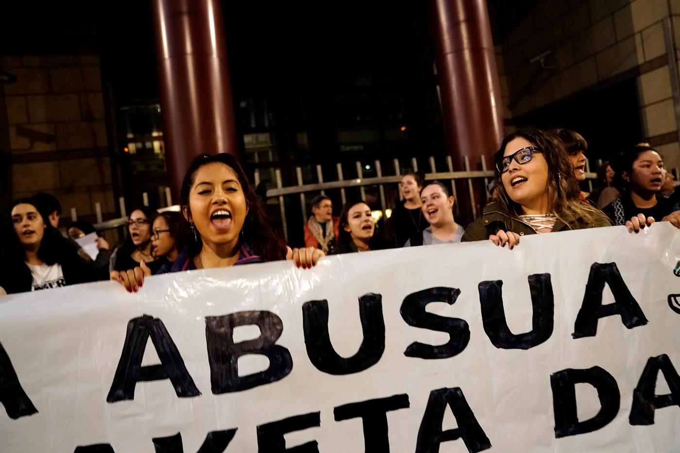 Resultado de imagem para PaÃ­s Basco: Seis homens violaram uma jovem de 18 anos e depois atiraram-lhe 17 euros